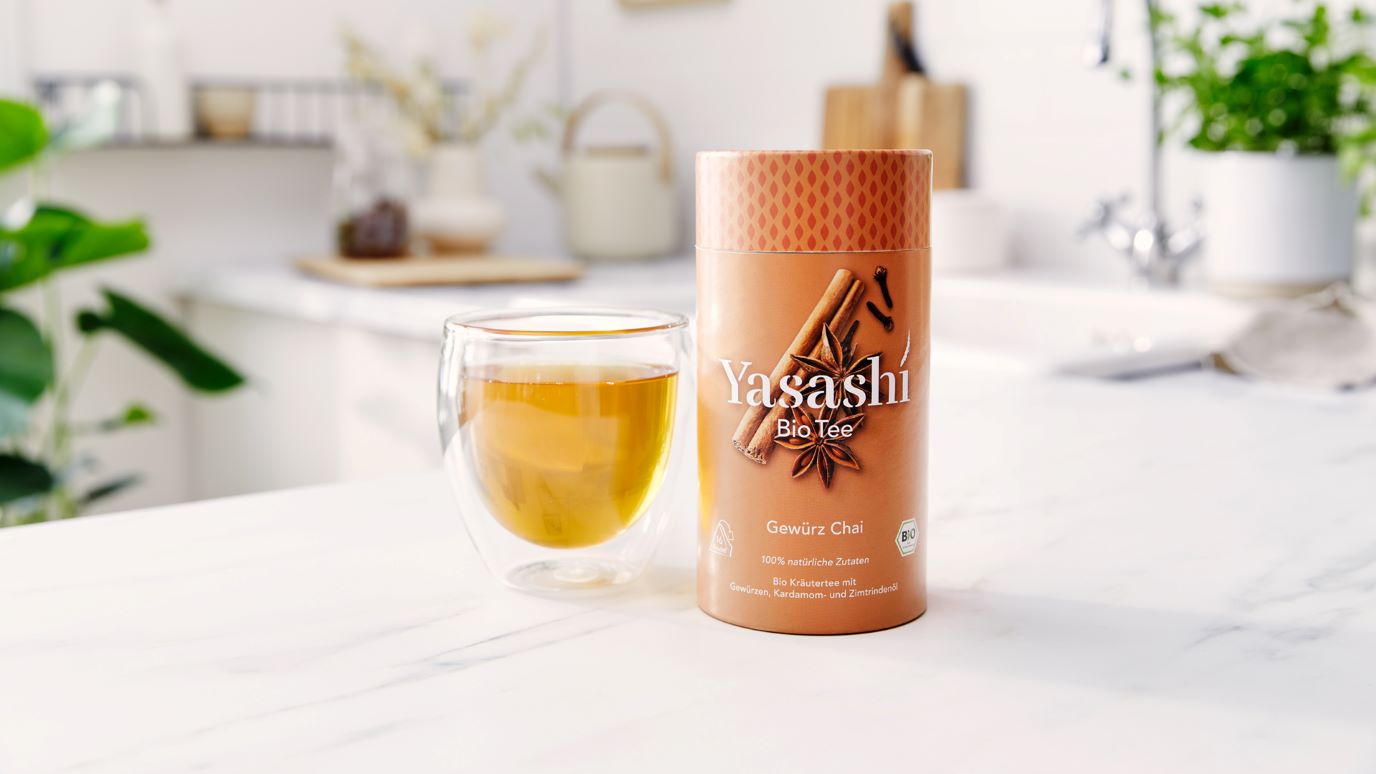 Yasashí Teedose in braun mit Gewürz Chai - Bio Kräutertee mit Gewürzen, Kardamom und Zimtrindenöl und einem gefüllten Thermo Teeglas