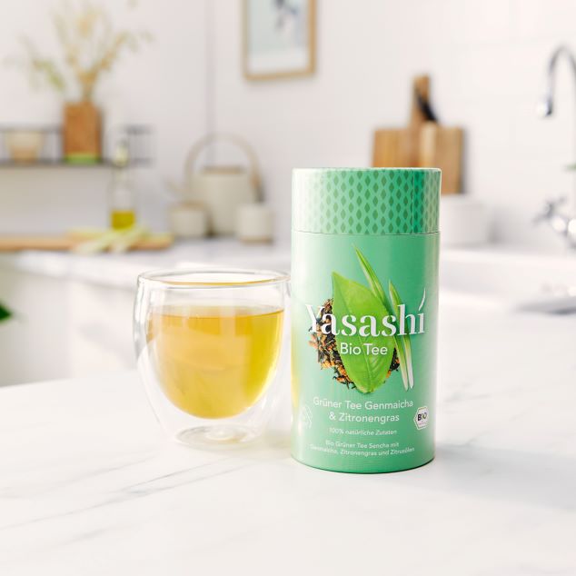 Yasashí Teedose in grün mit Bio Grüner Tee Sencha mit Grenmaicha, Zitronengras und Zitrusölen und einem gefüllten Thermo Teeglas