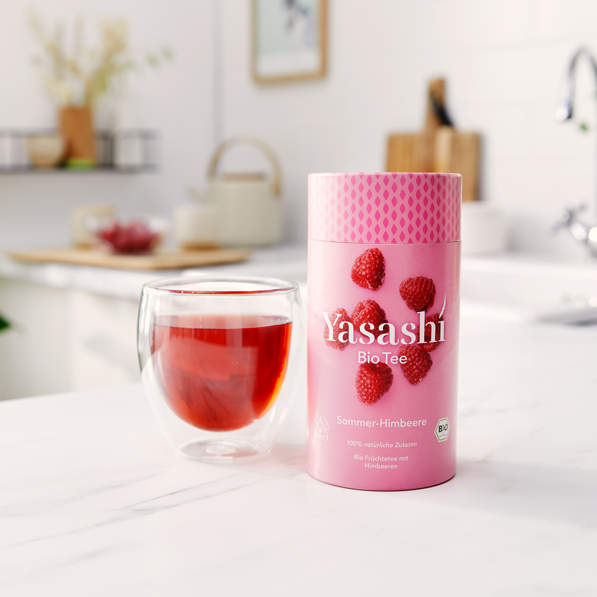 Yasashí Teedose in rosa und gefülltem Thermo-Teeglas - Bio Früchtetee mit Sommer Himbeere - 100 % natürliche Zutaten