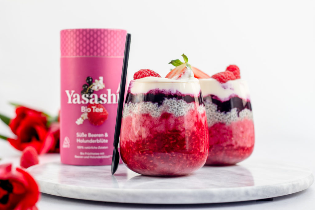 Yasashí Rezept Frühstücks Beeren Parfait aus Himbeeren und Blaubeeren mit Bio Tee Süße himbeere und Holunderblüte